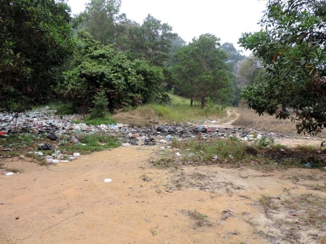 In vielen Dörfern wird der Abfall so entsorgt und manchmal angezündet.